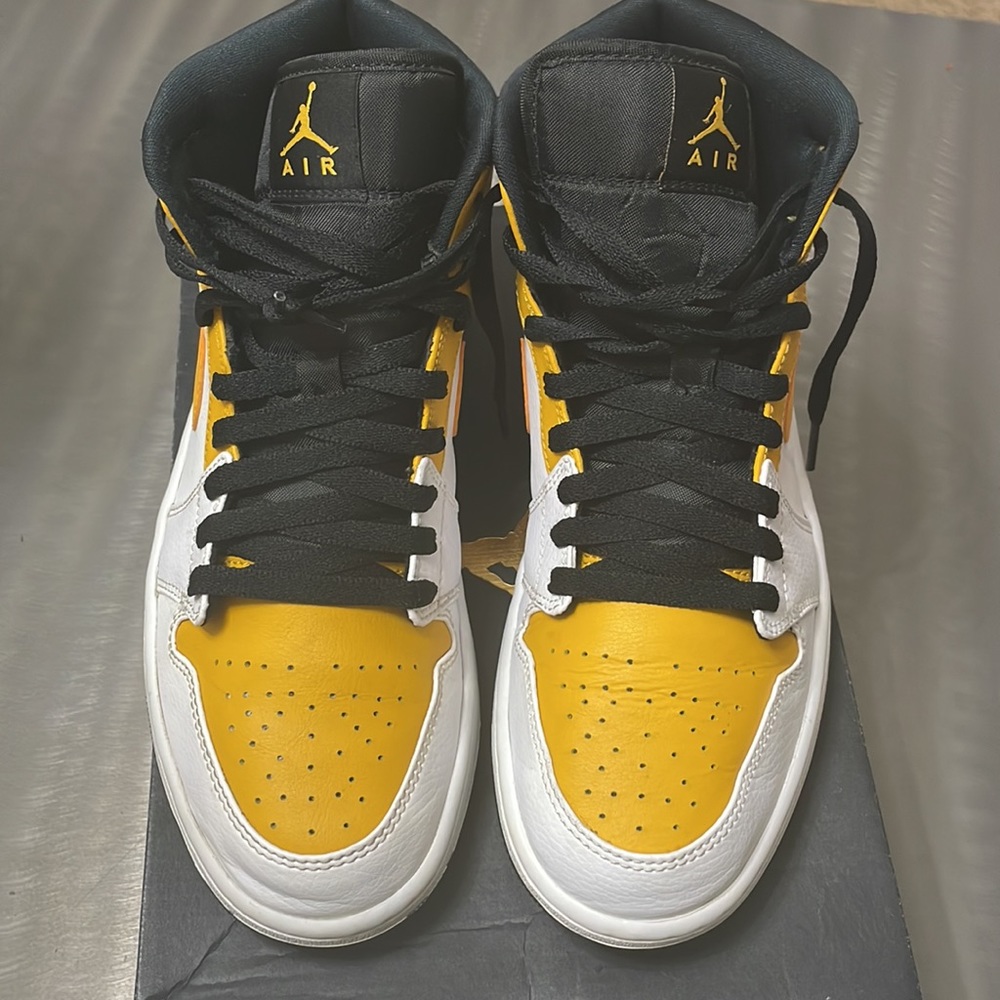 Air Jordan 1 Mid White University Gold Size 9 mens